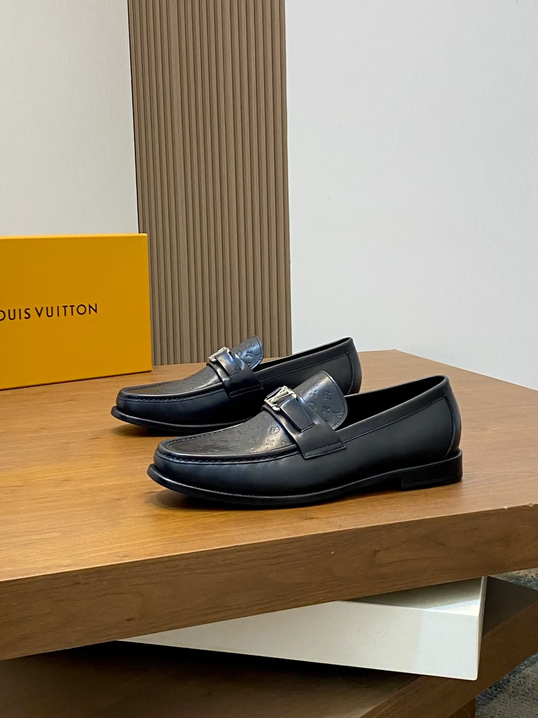 💰920 LV GLOVE slip-on loafers, top quality products produced in Guangzhou, ready for sale! These LV Glove loafers are made of selected soft crystal sheep leather. The leather surface has a slightly wrinkled texture and a very high-end texture. Each pair is unique. The leather surface is light and soft, with a delicate texture and good luster. It is a classic loafer style, with exquisite handmade mark stitching on the toe, and a square toe configuration to highlight the classic style. The horizontal band has hot-printed LV three-dimensional letters, semi-solid handcrafts and a genuine leather outsole, and a rubber patch on the heel to create wear-resistant performance and comfort. One of the must-have loafers for men! Comes with full original packaging! Code number: 39-40-41-42-43-44 (45 customized) standard leather shoe code